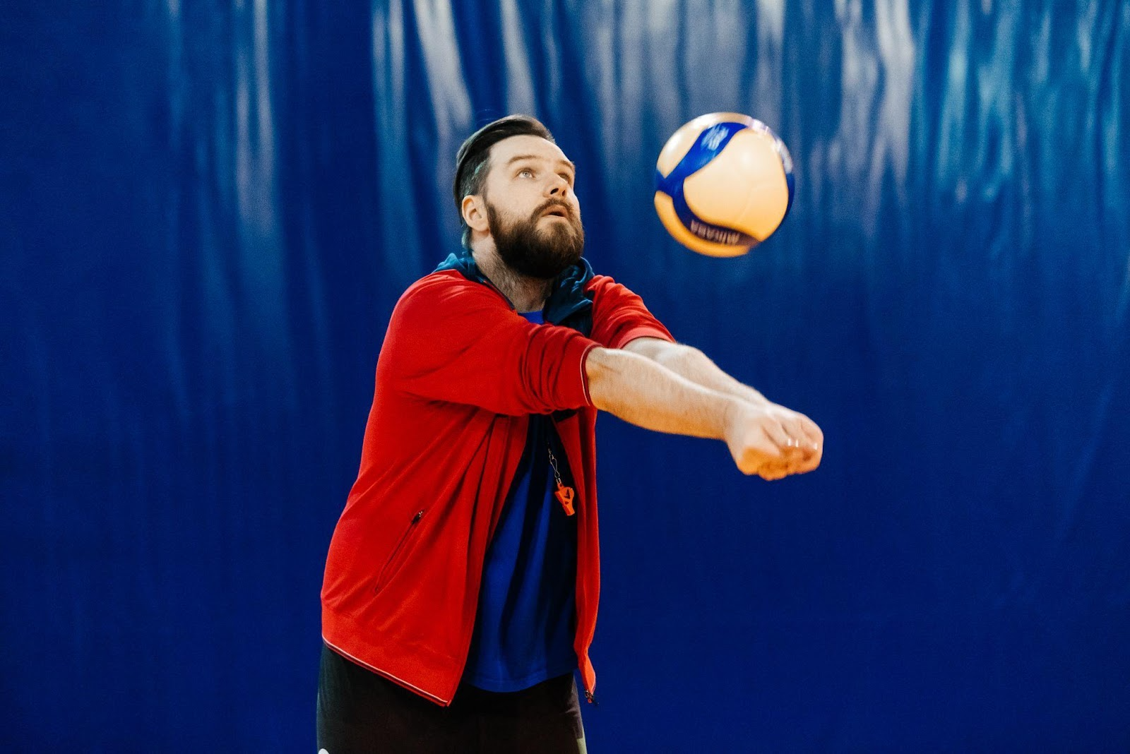 Правильная подача мяча в волейболе. Как подавать планер (техническая подача)